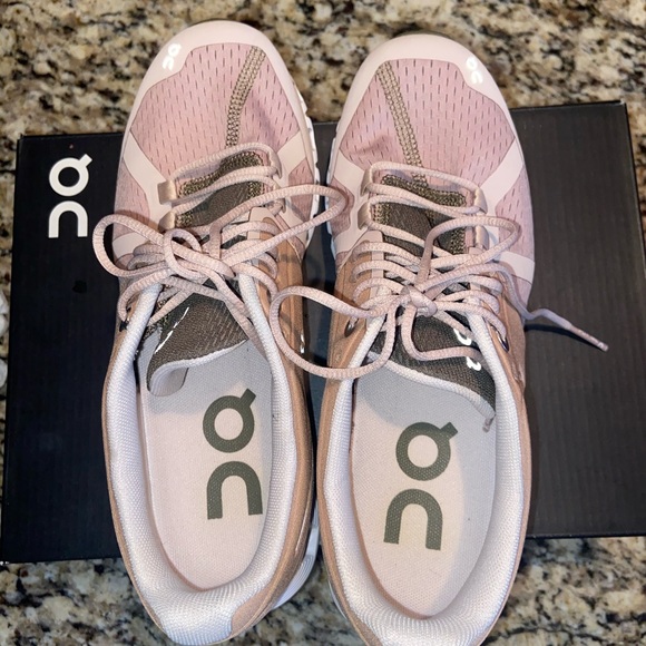 On cloud women’s size 7 - Picture 3 of 5